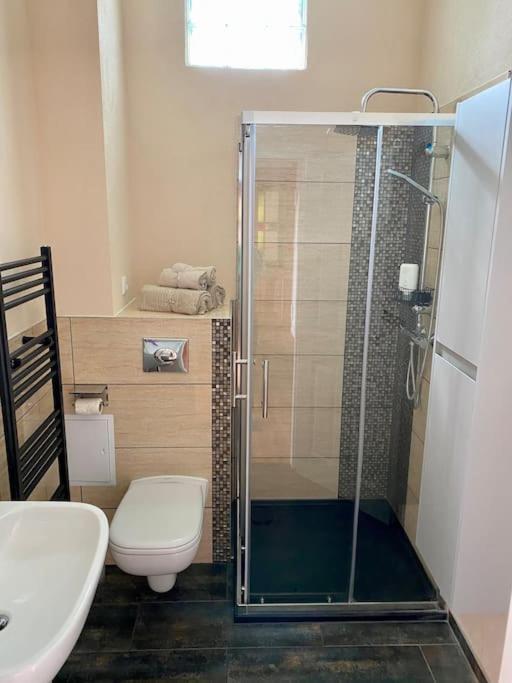 2-Zimmer Zentral In Ferdinandshof, Wlan Modern Esterno foto